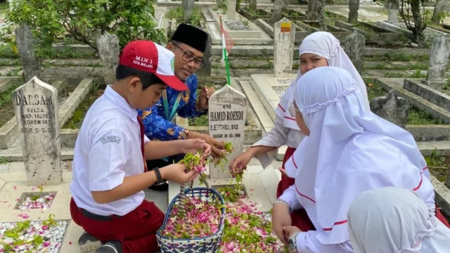 56 Biksu Peserta IWFP Singgah di Banyuwangi, Disambut Tabur Bunga oleh Siswa