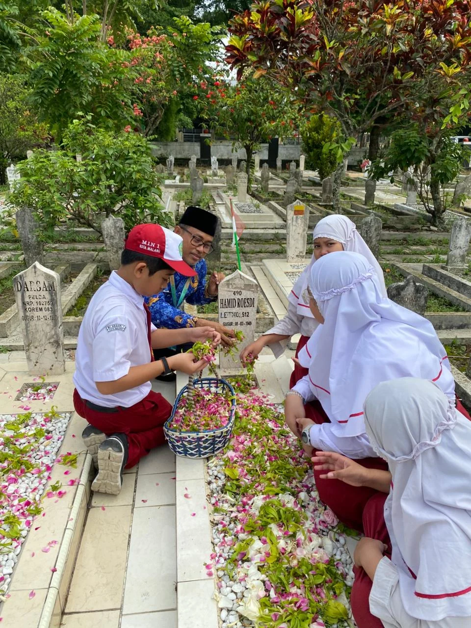 56 Biksu Peserta IWFP Singgah di Banyuwangi, Disambut Tabur Bunga oleh Siswa