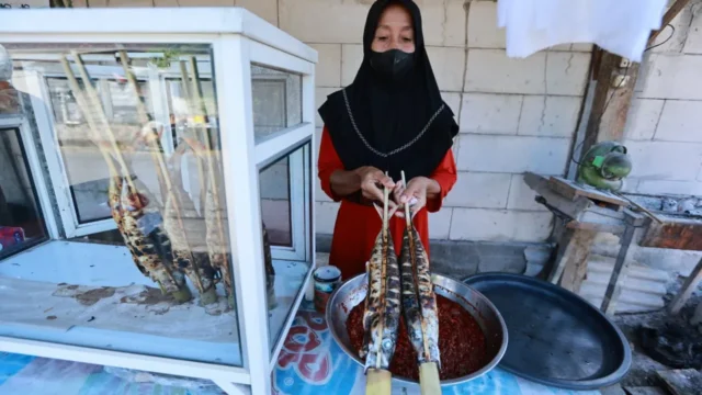 Wisata Kuliner Legendaris Banyuwangi ikan asap milik Mastia