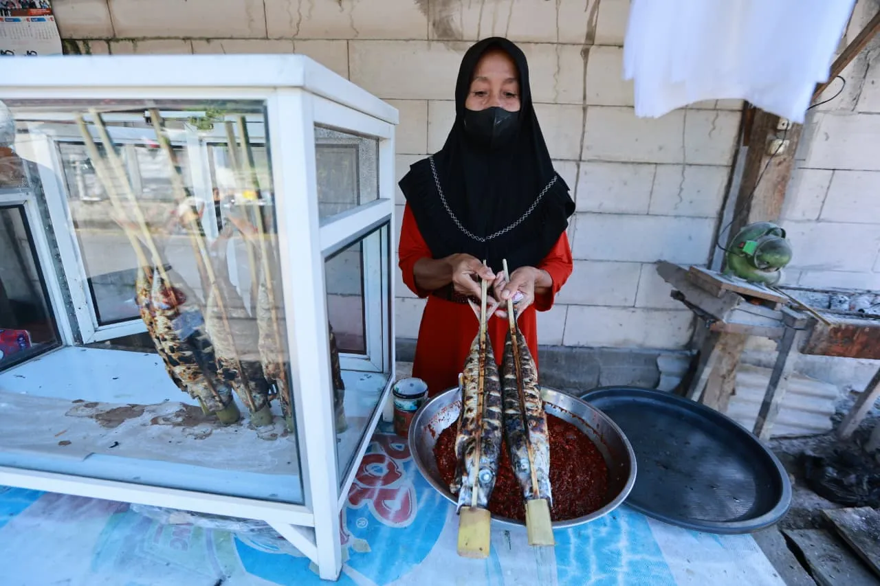 Wisata Kuliner Legendaris Banyuwangi ikan asap milik Mastia