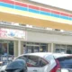tempat parkir di area minimarket Indomaret samping Kantor Pos Rogojampi.