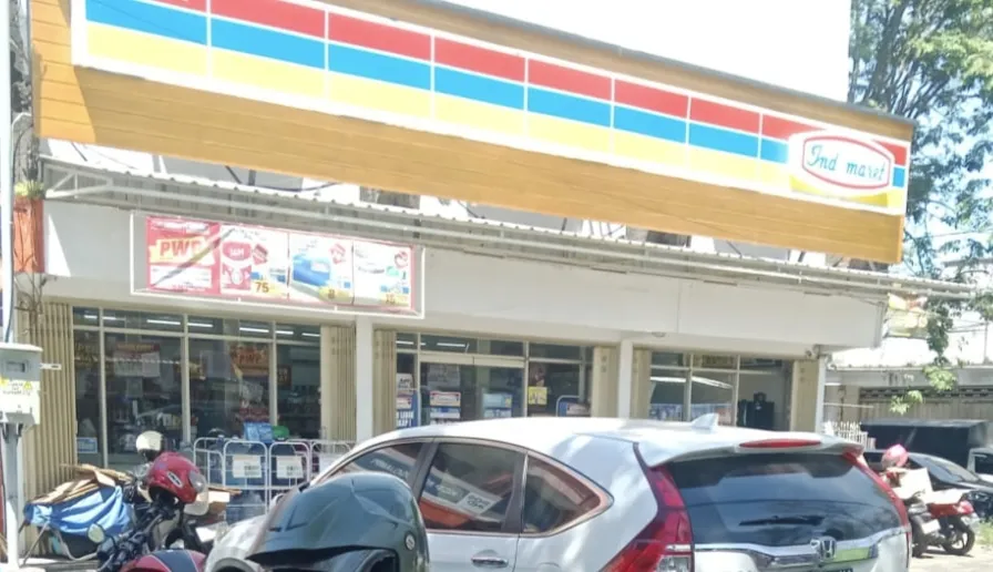 tempat parkir di area minimarket Indomaret samping Kantor Pos Rogojampi.