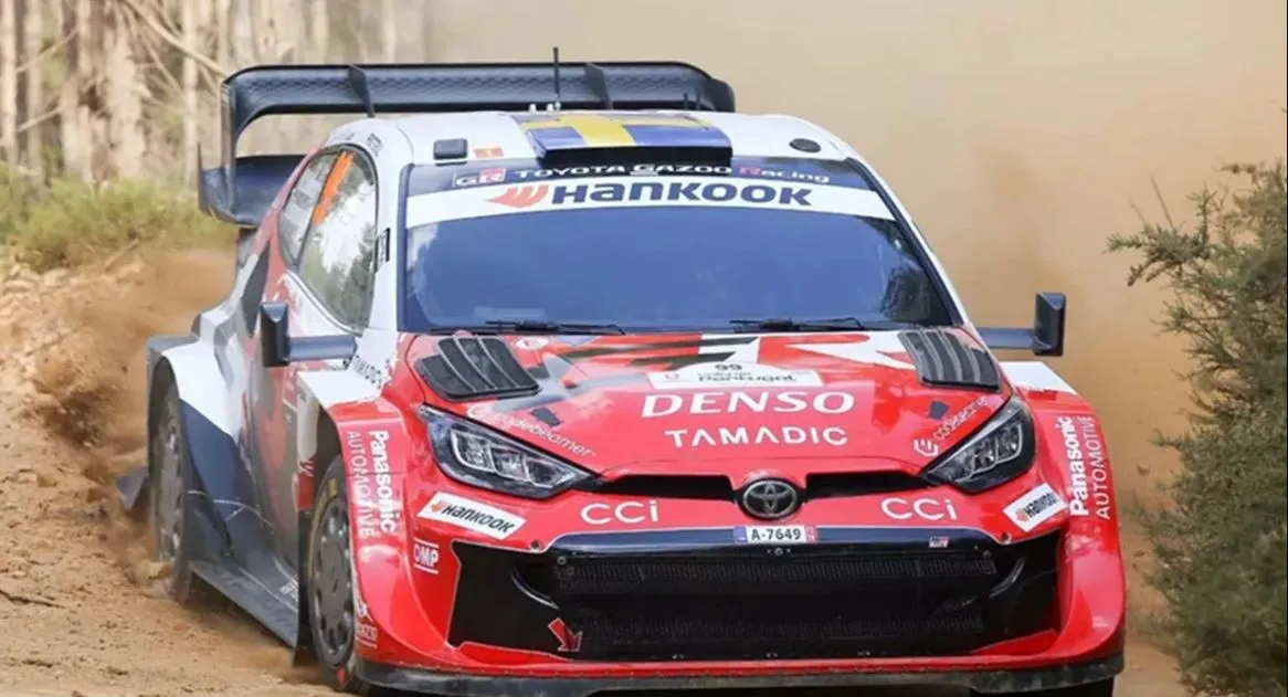 Elfyn Evans menguasai lintasan reli Jepang