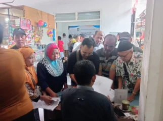 Pedagang melakukan validasi lapak di Pasar Banyuwangi usai revitalisasi pasar
