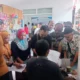 Pedagang melakukan validasi lapak di Pasar Banyuwangi usai revitalisasi pasar