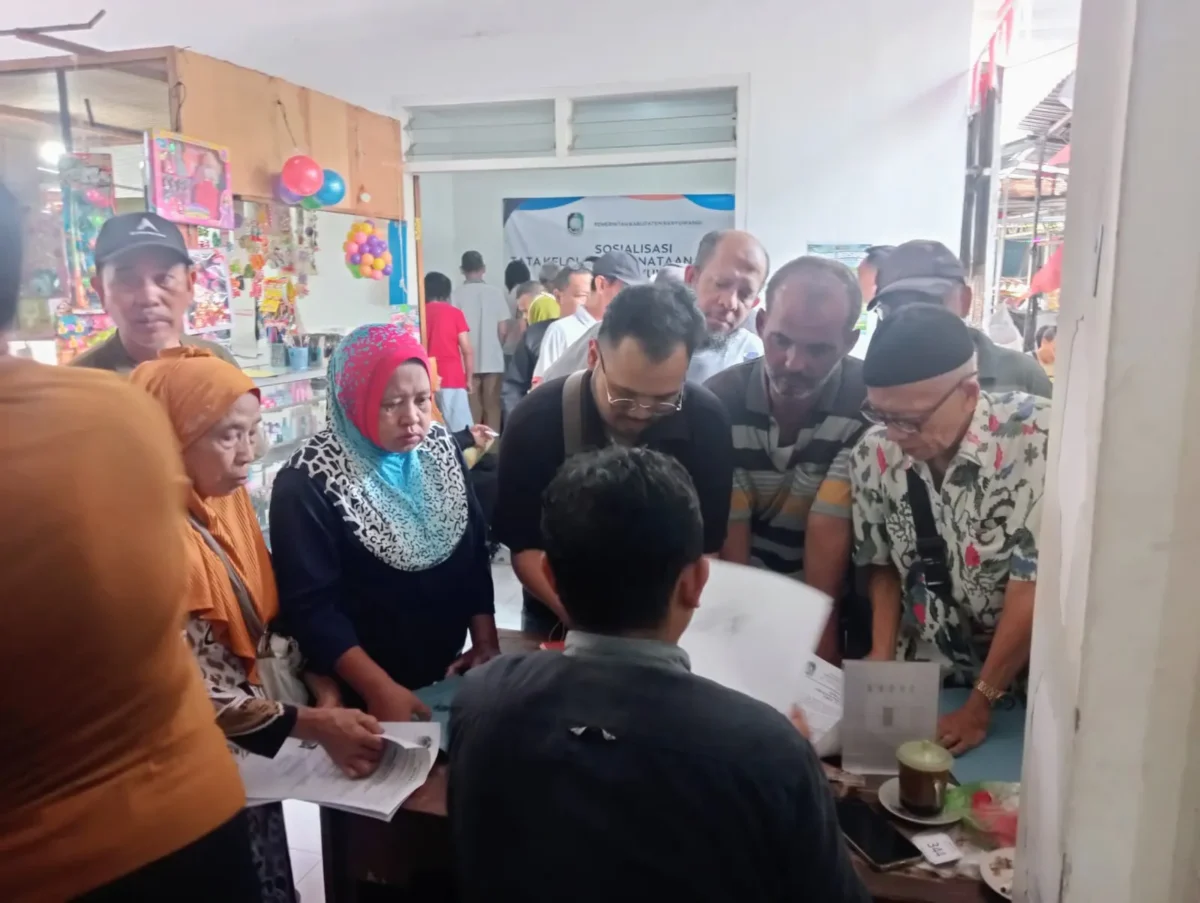 Pedagang melakukan validasi lapak di Pasar Banyuwangi usai revitalisasi pasar