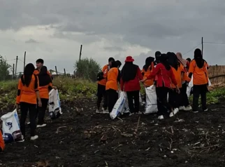 Relawan KSR PMI Unmuh Jember Tutup Pamensa dengan Aksi Bersih Pantai Pansela