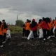 Relawan KSR PMI Unmuh Jember Tutup Pamensa dengan Aksi Bersih Pantai Pansela