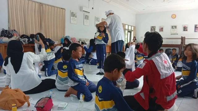 Siswa SD Labschool FKIP UNEJ Belajar Donor Darah dan Pertolongan Pertama di PMI Jember