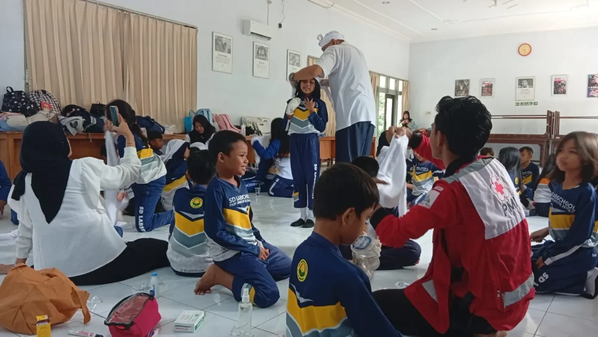 Siswa SD Labschool FKIP UNEJ Belajar Donor Darah dan Pertolongan Pertama di PMI Jember