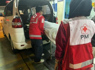 Tim Emergency PMI Jember Gerak Cepat Evakuasi Pasien Darurat dari Sumbersari