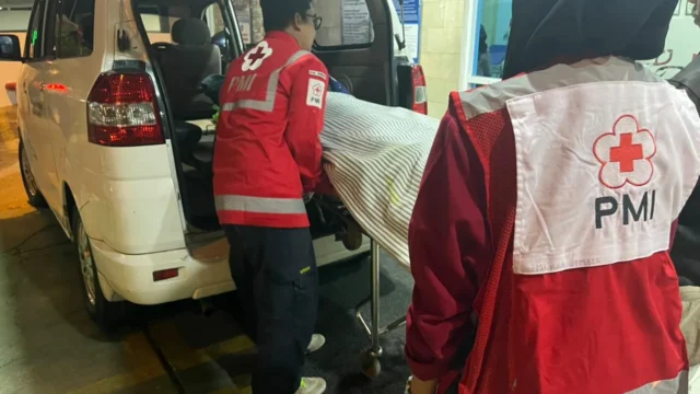 Tim Emergency PMI Jember Gerak Cepat Evakuasi Pasien Darurat dari Sumbersari