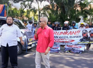 Koordinator aksi M Amrullah dan Holili Abdul Gani berorasi dalam aksi demonstrasi menuntut Bupati Banyuwangi lengser