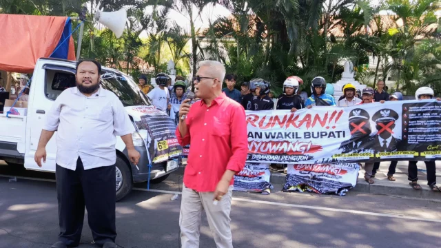 Koordinator aksi M Amrullah dan Holili Abdul Gani berorasi dalam aksi demonstrasi menuntut Bupati Banyuwangi lengser