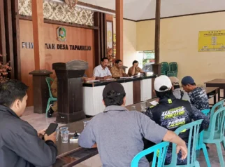 Warga Desa Tapanrejo saat hearing terkait pemilihan BPD di kantor desa