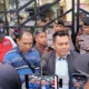 Pengacara korban memberikan keterangan terkait kasus dugaan pemukulan WN Rusia di Polresta Banyuwangi.