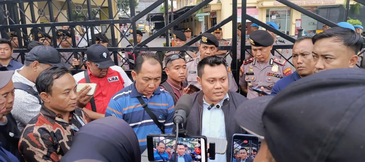 Pengacara korban memberikan keterangan terkait kasus dugaan pemukulan WN Rusia di Polresta Banyuwangi.