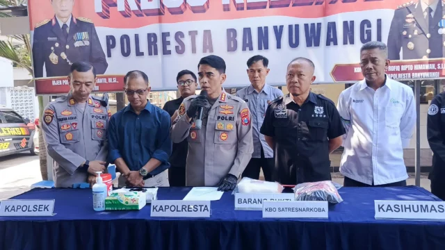 Konferensi pers Polresta Banyuwangi terkait pengungkapan kasus sabu 2 kilogram di Pelabuhan Ketapang.