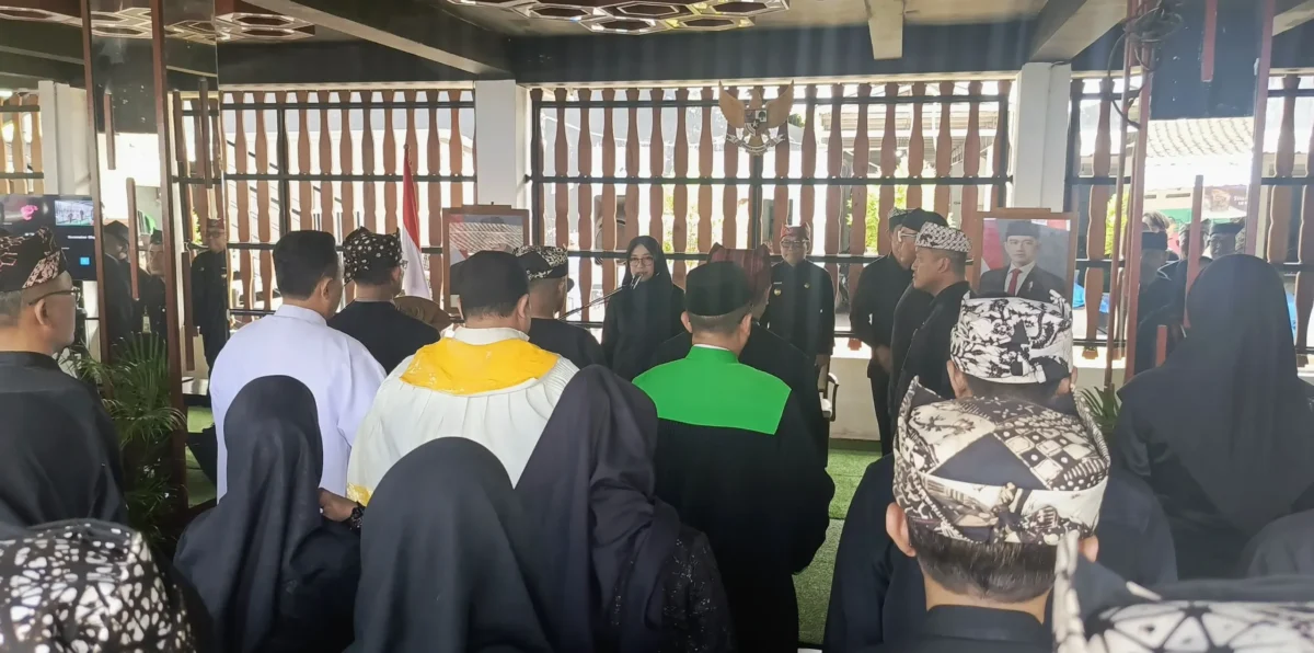 Bupati Banyuwangi Ipuk Fiestiandani melantik pejabat pimpinan tinggi pratama, administrator, dan pengawas di Pasar Pelayanan Publik Rogojampi.