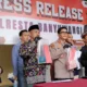 Kapolresta Banyuwangi saat memberikan keterangan pers terkait kasus travel umroh tanpa izin di Mapolresta Banyuwangi.