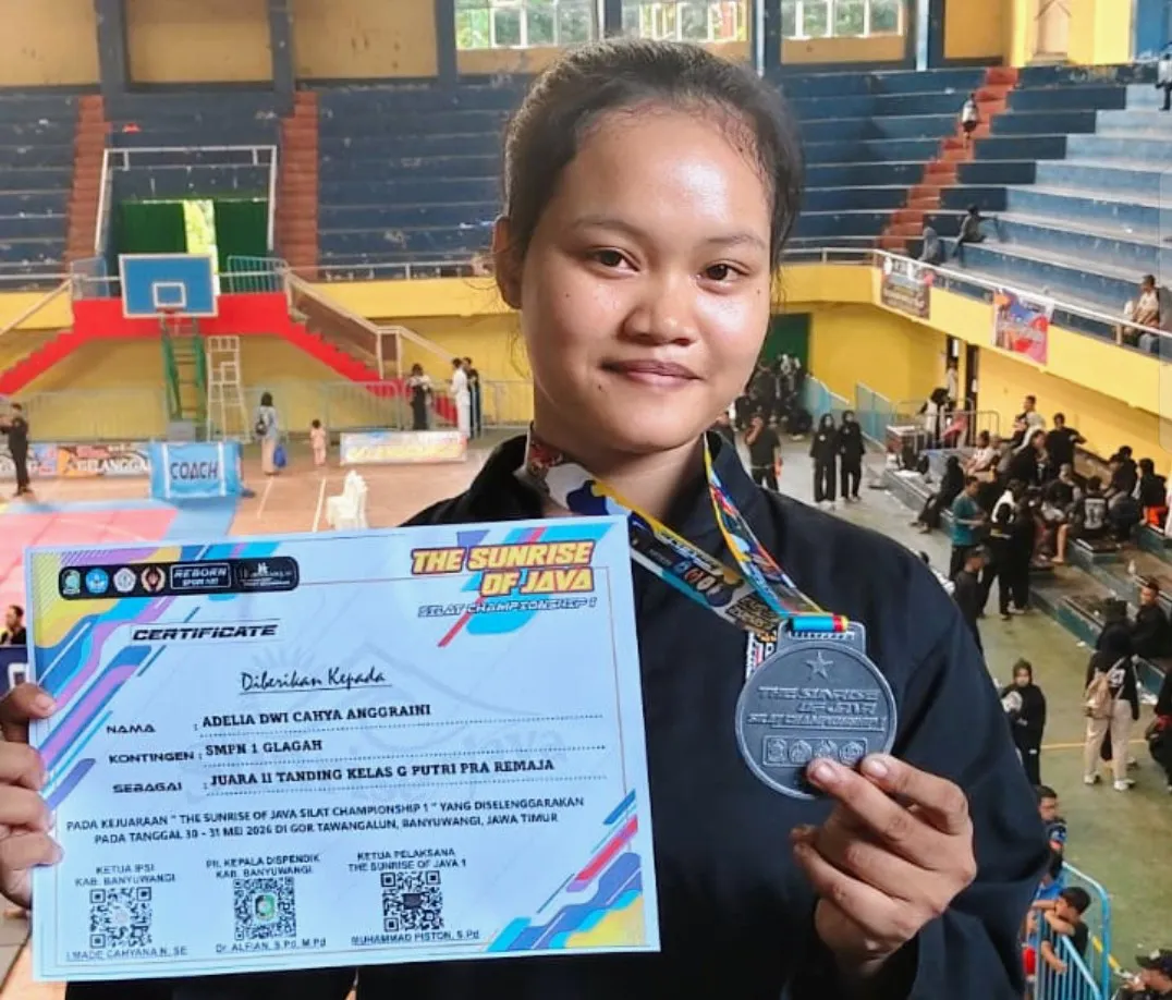 Adelia Dwi Cahya Anggraini dari SMPN 1 Glagah menerima piagam Juara II tanding Kelas G Putri Pra Remaja pada The Sunrise of Java Silat Championship 1 di GOR Tawangalun Banyuwangi.