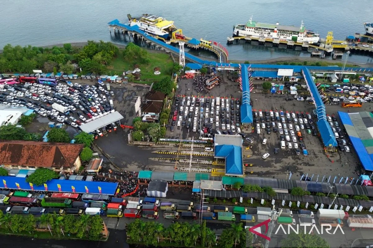 Antrean Panjang di Ketapang Akibat Cuaca Buruk, ASDP Berikan Penjelasan
