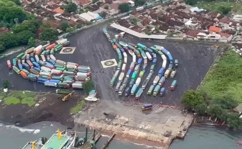 Antrean Panjang Kendaraan di Pelabuhan Ketapang Akibat Cuaca Buruk