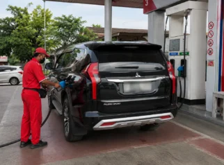 Mobil disel mengisi bbm solar subsidi