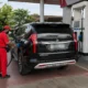 Mobil disel mengisi bbm solar subsidi