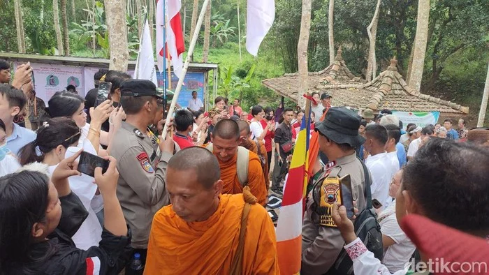 Biksu Thudong Disambut Hangat di Banyuwangi