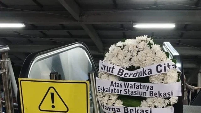 Bunga Duka Menghiasi Stasiun Bekasi Timur Seminggu Pasca Tabrakan KRL