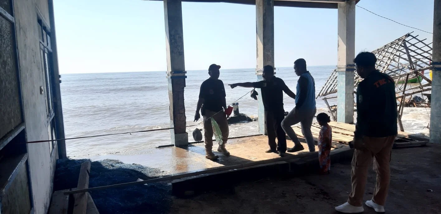 Dapur Permanen Milik Warga Situbondo Terhantam Gelombang Pasang