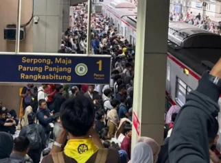 Gangguan Listrik KRL Green Line Pecah, Penumpang Menumpuk di Stasiun Tanah Abang