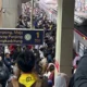 Gangguan Listrik KRL Green Line Pecah, Penumpang Menumpuk di Stasiun Tanah Abang