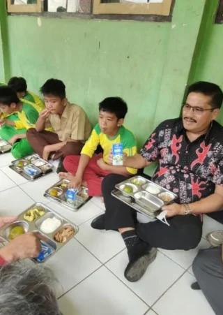 Guru Makan Tanah di Taliabu Dihukum, 5 Murid SD Dipaksa Makan Lumpur, Orangtua Mengamuk