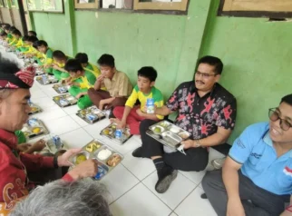 Guru Makan Tanah di Taliabu Dihukum, 5 Murid SD Dipaksa Makan Lumpur, Orangtua Mengamuk
