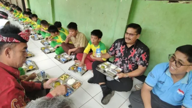 Guru Makan Tanah di Taliabu Dihukum, 5 Murid SD Dipaksa Makan Lumpur, Orangtua Mengamuk