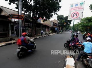 Jalan Amblas di Lenteng Agung Sebabkan Arus Jakarta–Depok Tersendat