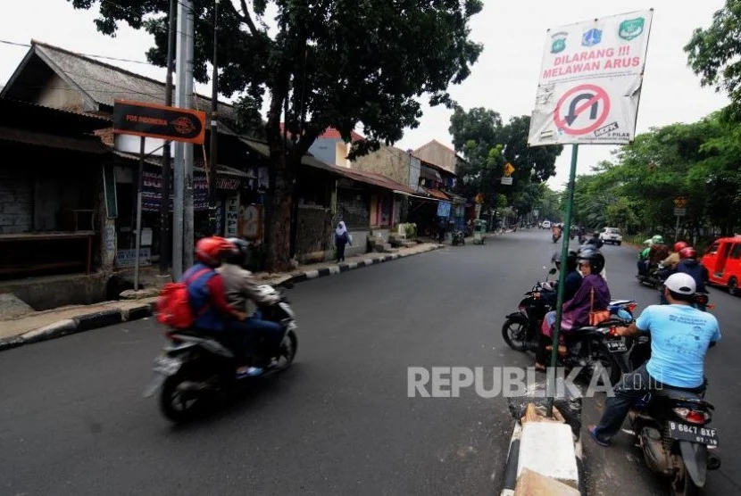 Jalan Amblas di Lenteng Agung Sebabkan Arus Jakarta–Depok Tersendat