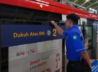 KAI Rutin Jaga Kebersihan LRT Jabodebek untuk Kenyamanan Penumpang