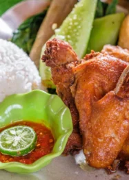 KAI Services Sediakan Nasi Tempong dan Ayam Lodoh Bagi Penumpang Kereta