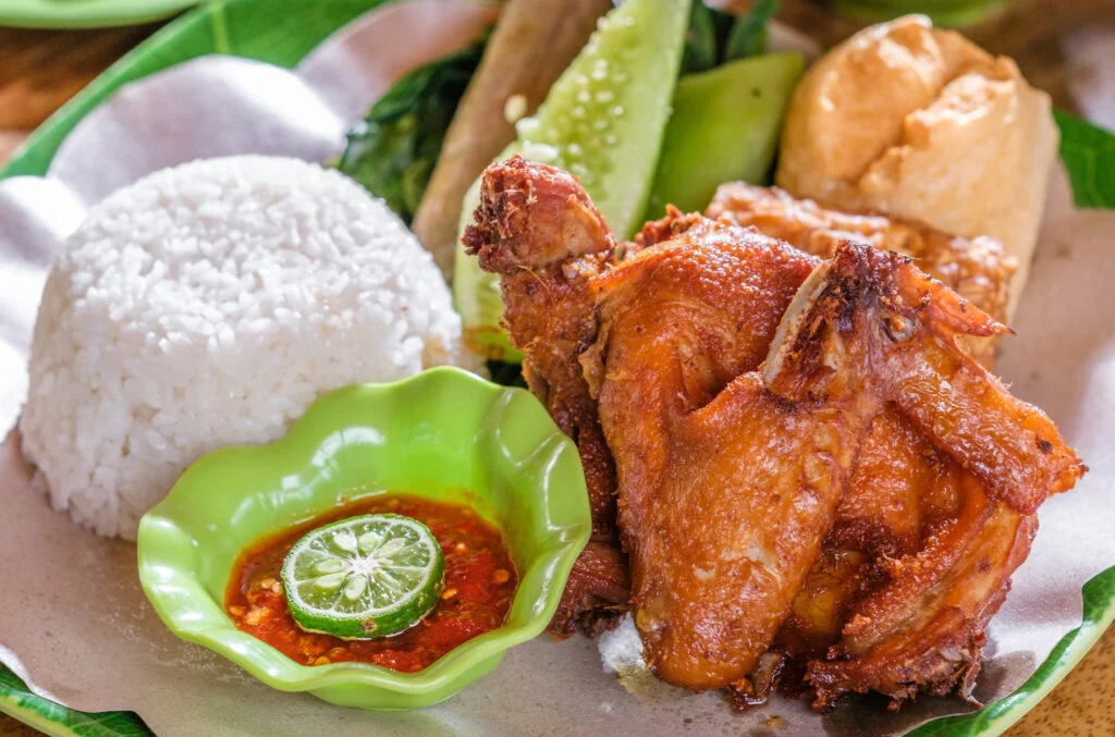 KAI Services Sediakan Nasi Tempong dan Ayam Lodoh Bagi Penumpang Kereta