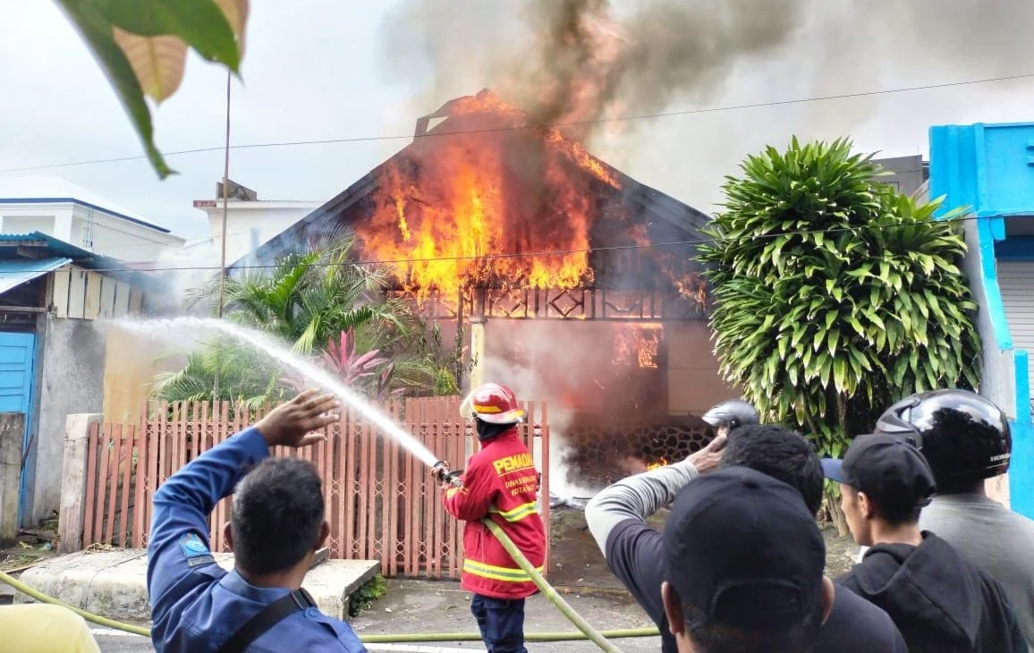 Kebakaran Rumah di Botolinggo Akibatkan Satu Warga Luka