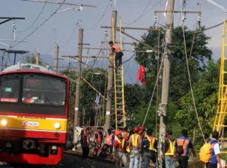 KRL Jurang Mangu Tersambar Petir, Listrik Padam dan Penumpang Panik