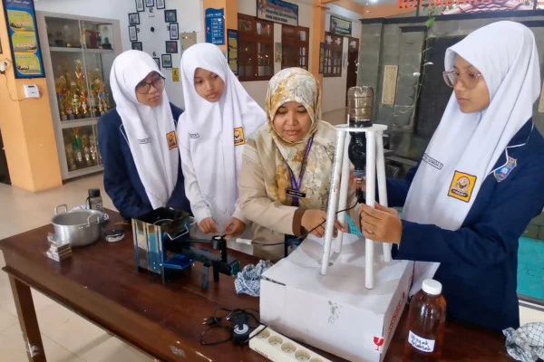 Pelajar Banyuwangi Ciptakan Kompor Berbahan Bakar Jelantah sebagai Alternatif Energi