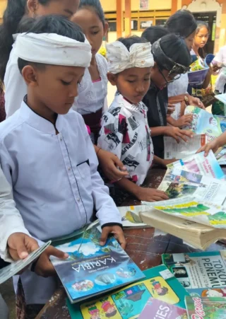 Siswa MI Khairiyatul Amin Antusias Sambut Perpustakaan Keliling Dispusip Jember untuk Tingkatkan Minat Baca