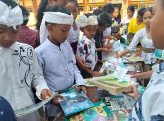 Siswa MI Khairiyatul Amin Antusias Sambut Perpustakaan Keliling Dispusip Jember untuk Tingkatkan Minat Baca