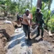 TNI dan Warga Bersatu Memperbaiki Jalan Rusak di Lumajang