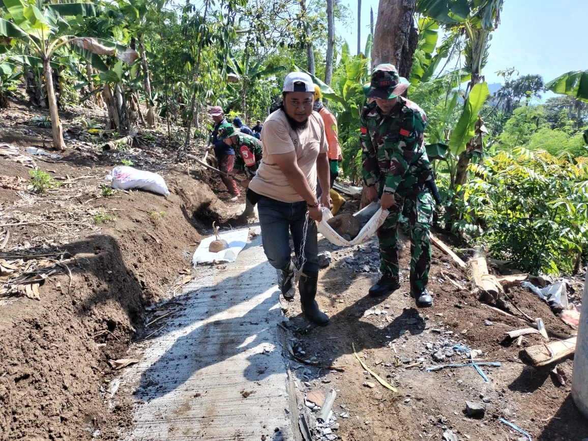 TNI dan Warga Bersatu Memperbaiki Jalan Rusak di Lumajang
