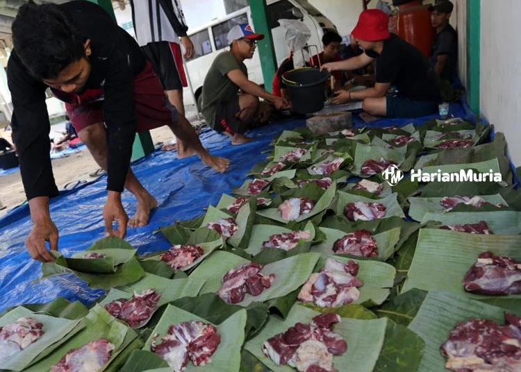 Warga Rusunawa KS Tubun Sambut Antusias Pembagian Daging Kurban
